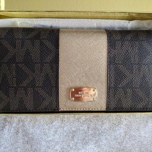Michael Kors Brown/PlGold Travel Continental Wallet